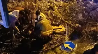 Minibüsle çarpışan motosiklet su kanalına devrildi: 2 kişi yaralandı