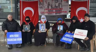 Muş'ta evlatlarına kavuşmak isteyen aileler, DEM Parti önündeki eylemlerini sürdürdü