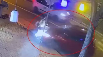 Otomobil ile motosikletin çarpıştığı kaza kamerada: 2 yaralı