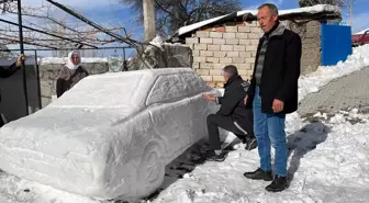 Sivas'ta bir kişi evinin önüne kardan araç ve gemi yaptı