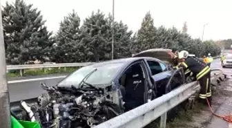 TEM'de otomobilin çarptığı bariyer yerinden söküldü: 1 yaralı
