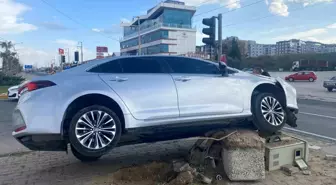 Turgutlu'da otomobil refüje çıktı: 1 yaralı