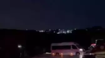 Yol çalışmasındaki çamura saplanan otomobilin sürücüsü son anda kurtuldu; o anlar kamerada