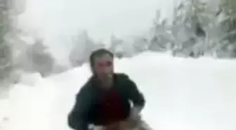 Yolda önüne çıkan yaban domuzunu elleriyle yakalayan sürücü: Kimse denemesin