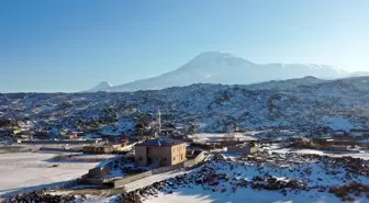 Ağrı Dağı'ndaki köyler kar altında kaldı