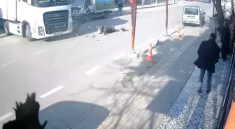 Anayola çıkan tıra, motokurye böyle çarptı