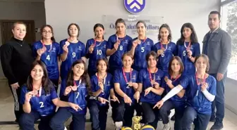 Atatürk Üniversitesi Vakıf Okulları küçük kızlar voleybol takımı il üçüncüsü oldu