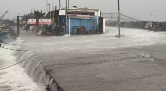 Avcılar'da dalgalar mendireği aştı, balıkçı barınağı su içinde kaldı
