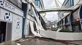 Avcılar'da fırtına iş yerinin çatısını uçurdu