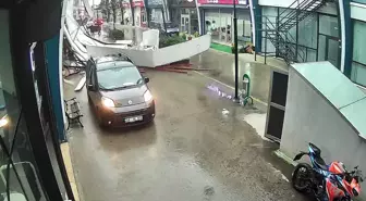 Avcılar'da fırtına iş yerinin çatısının uçma anı kamerada