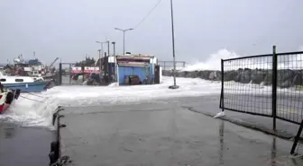 Avcılar'da metrelerce yükselen dalgalar mendireği böyle aştı