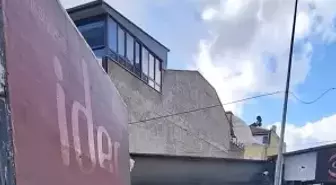 Balıkesir'de kamyonetin altında kalan kişi itfaiye ekiplerince kurtarıldı