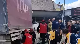 Balıkesir'de kamyonetin altında kalan kişi itfaiye ekiplerince kurtarıldı