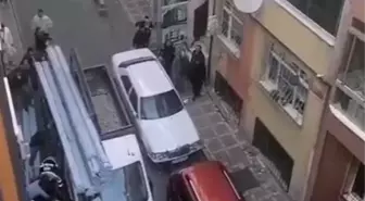 Bayrampaşa'da kamyonetin üzerindeki malzemelerin işçinin üzerine düştüğü anlar kamerada