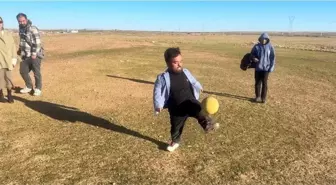 Boyu kısa ama yeteneği büyük: Mesafe tanımadan futbol topuyla her hedefi tutturuyor