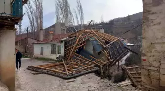 Bozkır'da şiddetli rüzgar çatıyı uçurdu