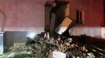 Bucak'ta iki katlı boş evin duvarı çöktü