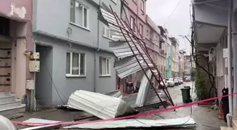 Bursa'da fırtına ve kuvvetli yağış; çatılar uçtu, deniz taştı