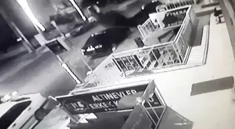 Kuvvetli rüzgar nedeniyle çatıdan kopan malzeme otomobile zarar verdi