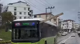 Çatıdan kopan yalıtım malzemesi caddeye düştü; o anlar kamerada