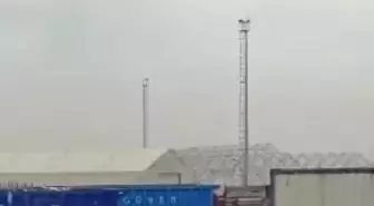 Çatıdan kopan yalıtım malzemesi caddeye düştü; o anlar kamerada