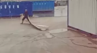 Çatıdan kopan yalıtım malzemesi caddeye düştü; o anlar kamerada