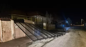 Çorum'da kuvvetli rüzgar nedeniyle elektrik telleri koptu, ağaçlar devrildi