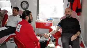 Çukurca Kaymakamı Cebeci ve Belediye Başkanı Demir kan bağışında bulundu