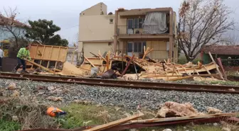 Denizli'de fırtına; çatılar uçtu, ağaçlar devrildi