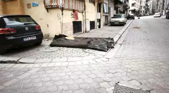 Denizli'de şiddetli rüzgar hayatı olumsuz etkiledi: çatılar uçtu, insanlar yürüyemedi