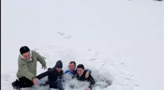 Derenin üzerinde zıplarken buz kırılınca suya düştüler; o anlar kamerada