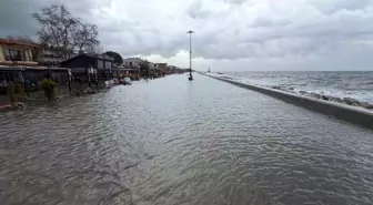 Edremit'te denizle kara birleşti, işletmeler sular altında kaldı