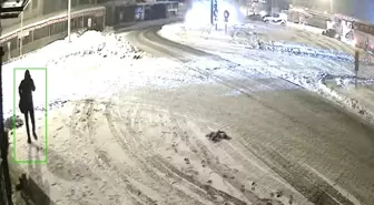 Elazığ'da buzlanma nedeniyle kayan tır KGYS direğine çarptı: 1 yaralı