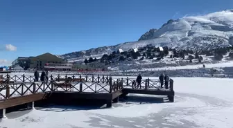 Erzincan'da Ardıçlı Gölü buz tuttu