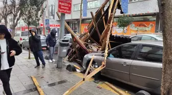 Esenler'de fırtınada 4 katlı binanın çatısı uçtu; 2 otomobil hasar gördü