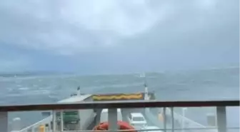Eskihisar iskelesine yanaşamayıp sürüklenen arabalı feribot güvenli bölgede fırtınanın geçmesini bekliyor