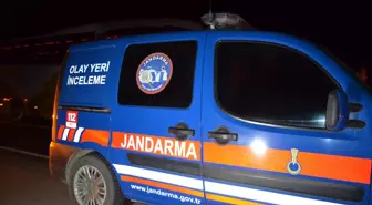 Evinin çatısından uçan parçaların üzerine düştüğü kadın öldü