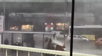 Fatih'te fırtınada inşaat iskelesi çöktü; çatıdan kopan kiremit parçaları aracın camını patlattı
