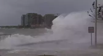 Fırtına nedeniyle Zeytinburnu Sahili'nde dev dalgalar oluştu