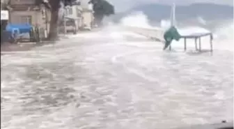 Fırtına sebebiyle kara ile deniz birleşti, tekneler battı