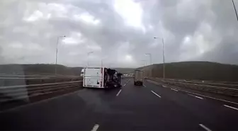 Fırtınada seyir halindeki kamyonet devrildi