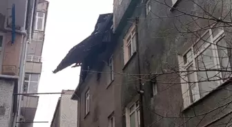 Fırtınanın etkisiyle uçan çatı paniğe yol açtı