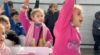 Okulların neredeyse tamamının yıkıldığı Gazze'de çadırlardaki derslikler çocuklarla doldu