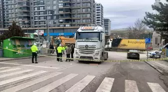 Hafriyat kamyonunun üzerinden geçtiği kadın ağır yaralandı