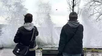 İstanbul'da dev dalgalar oluştu