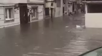 İstanbul'da fırtına etkili oluyor; yollar göle döndü