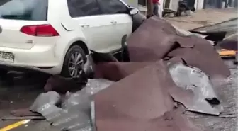 İstanbul'da şiddetli lodos ve yağış etkili oluyor: Çatılar uçtu, araçlar zarar gördü