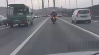 İstanbul-Fırtınada köprüyü geçmeye çalışan motosikletlilere diğer araçlar kalkan oldu