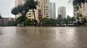 İzmir'de sağanak ve fırtına hayatı felç etti, yollar göle döndü