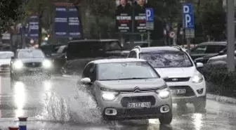 İzmir'de yağmur ve fırtına hayatı olumsuz etkiledi